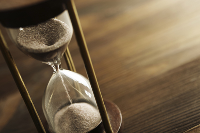 A picture of an hour glass.